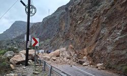 Mersin-Antalya karayolunda heyelan: Yol trafiğe kapandı, 1 yaralı