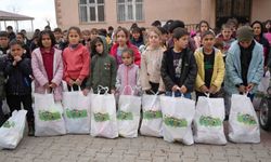 Muş'un ücra köylerindeki bin çocuğa bayram sevinci