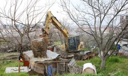 Nilüfer'de kaçak barakalar yıkıldı