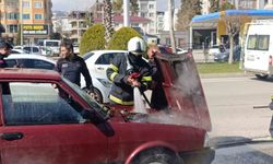 Seyir halindeki otomobil alev aldı