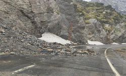 Şırnak-Beytüşşebap yolundaki heyelan nedeniyle trafik akışı durdu