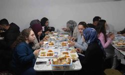 Üniversite öğrencileri oruçlarını köyde kurulan iftar sofrasında açtı
