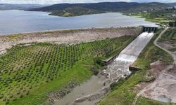 25 yıl sonra gerçekleşen tarihi anlara tanıklık etmek isteyen vatandaşlar, baraj kapaklarının açıldığı anları meraklı gözlerle izledi