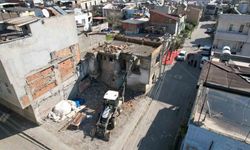 Akdeniz Belediyesi metruk binaları kontrollü şekilde yıkıyor