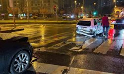 Alkollü sürücü kırmızı ışıkta bekleyen otomobile çarptı: 1 yaralı