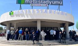 Bursaspor kombinelerine büyük ilgi, taraftar saatlerce kuyrukta bekledi