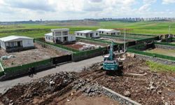 Diyarbakır'da kaymakamlık kaçak yapıları tek tek yıktı