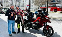 İki teker üzerinde binlerce kilometre katettiler, mübarek topraklarda umre yaptılar