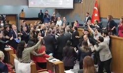 İzmir Büyükşehir Belediyesi Meclis Toplantısında arbede