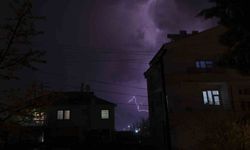 Karaman'da şimşekler geceyi aydınlattı
