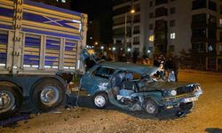 Kazaya karışan otomobil, park halindeki tıra çarptı: 1'ağır 4 yaralı