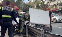 Kocaeli'de facianın eşiğinden dönüldü: Freni tutmayan otomobil bariyerlere çarptı