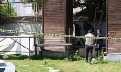 Kötü kokudan şüphelenerek baktıkları reklam panosundan tanınmayacak halde ceset çıktı