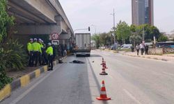 Mendil sattığı ışıkta tırın altında kalan yaşlı katdın öldü, kaza anı güvenlik kamerasında