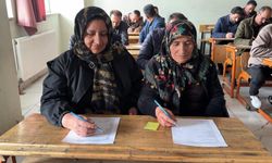 Meralardan sınıflara: Yüksekovalı çiftçiler bu kez sıralarda ter döktü