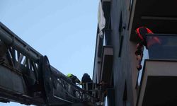 Mersin'de ilginç olay: Perde ile 6'ncı kattan sarktı, 3'üncü kat balkona düştü