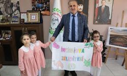 Minik öğrencilerden Başkan Kaya'ya hediye