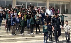 Nusaybin'de polis ile öğrenciler arasında yürek ısıtan görüntü
