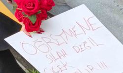 Öğretmen ve öğrenciler çiçeklerle karşılandı