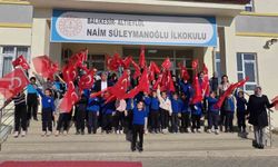 Okullarda Türk bayraklı tören