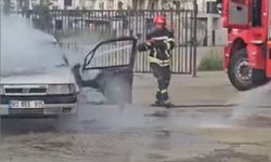 Osmaniye'de park halindeki otomobil alev alev yandı