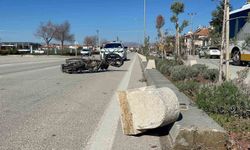 Otomobille çarpışan motosiklet karşı şeride sürüklendi: 1 yaralı