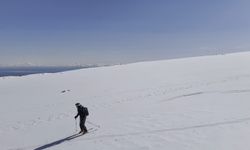 Polonyalı dağcılar Süphan Dağı'ndan kayakla indi