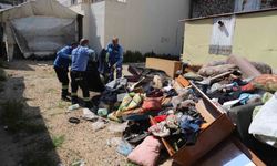 Sahiplerinin yaşamını yitirdiği evden bir kamyon çöp çıktı