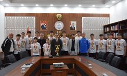 Şampiyonlar kazandıkları kupayı, Kaymakam Güldoğan'a götürdü