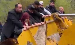 Sel yol vermeyince cenaze iş makinesiyle taşındı