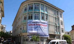 SGK'nın şehir merkezindeki tescilli binası ilan panosuna döndü