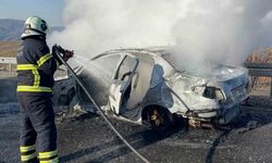 Siirt'te seyir halindeki otomobil alev topuna döndü