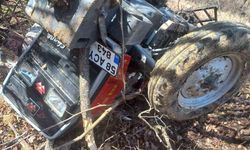 Sivas'ta traktör devrildi, 2 kardeşten 1'i öldü