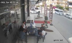 Sohbet masasına düşen davetsiz misafir kısa süreli paniğe neden oldu