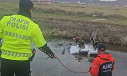 Su dolu kanala gömülmüş araç ekipleri alarma geçirdi