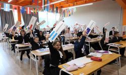 Türk ve Rus öğrenciler aynı masada