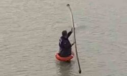 Yapay gölette mahsur kalan tilkiyi itfaiye kurtardı