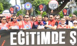 “Eğitim Camiası Ayakta: ‘Öğretmene Uzanan Eller Kırılsın’”