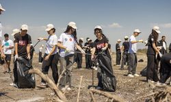 Mersin'de öğrenciler sahil temizliği için seferber oldu
