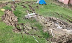 Ağrı'da heyelan evlerin çevresinde yarıklar oluşturdu