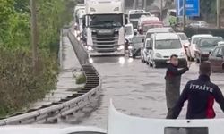 Alaplı'da sağanak ulaşımı felç etti
