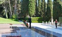 Aliyev, merhum Cumhurbaşkanı Haydar Aliyev'i mezarı başında andı