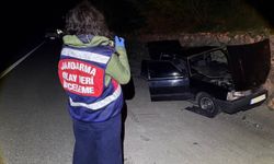 Alkollü sürücünün kullandığı otomobil, İstinat duvarına çarptı: 2 yaralı