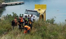 Araç ezilmekten son anda kurtuldu: Kamyon denize düştü, 2 kişi yaralandı