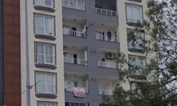 Balkondan kendini sarkıttı, ekipler harekete geçti