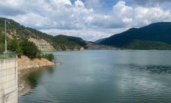 Bolu'da tam kapasiteye ulaşan barajda kontrollü su tahliyesi