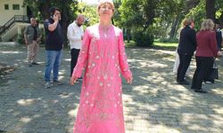 Burhaniyeli eğitmen eski zaman gelinliğini tanıttı