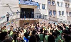Emekli olan Güldane öğretmen öğrencilerine alkışlarla veda etti