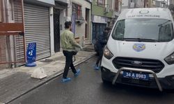 Eski kız arkadaşının evinde gördüğü adamı bıçakladı