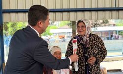 Feke'de kadın pazarcılara Anneler Günü hediyesi başkandan